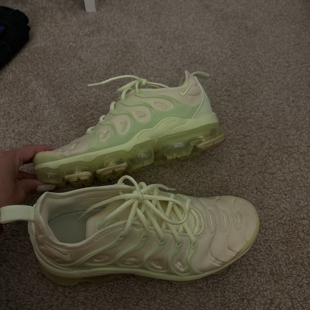 Vapor max women’s 8.5